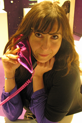 Sandrine et son Telephone rose au Plus Belles Lunettes du Monde