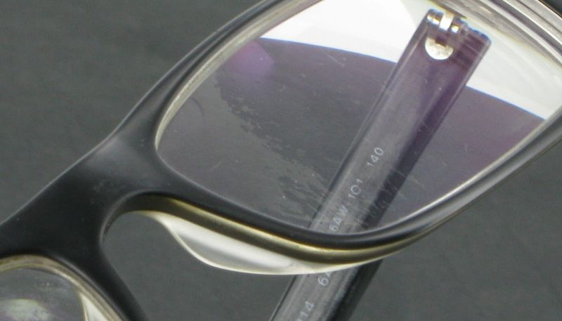 Traitement anti reflet sur verre de lunettes Prada